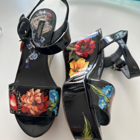 Dolce & Gabbana Patent Leather Floral Print Sandals Women's Size: 7 | IT 37 - Picture 7 of 7